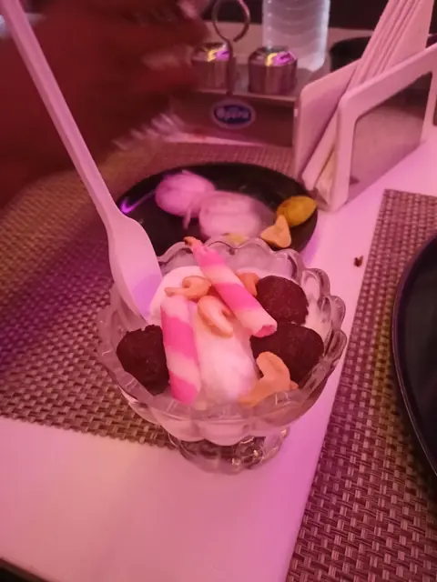 Chilled vanilla ice cream sundae served with warm gulab jamuns, wafer rolls, and nuts